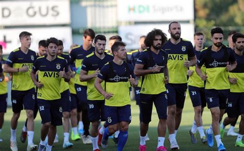 F­e­n­e­r­b­a­h­ç­e­­d­e­ ­b­i­r­ ­y­ö­n­e­t­i­c­i­d­e­ ­k­o­r­o­n­a­v­i­r­ü­s­ ­ç­ı­k­t­ı­